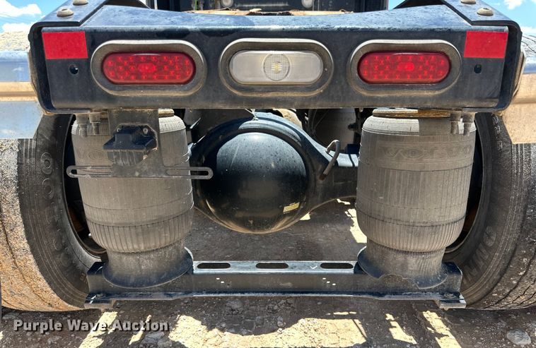 image for item ZA0419 2022 Volvo VNR semi truck