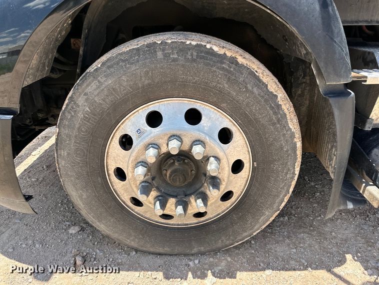 image for item ZA0419 2022 Volvo VNR semi truck