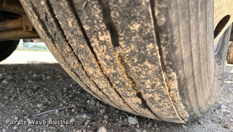 image for item ZA0419 2022 Volvo VNR semi truck