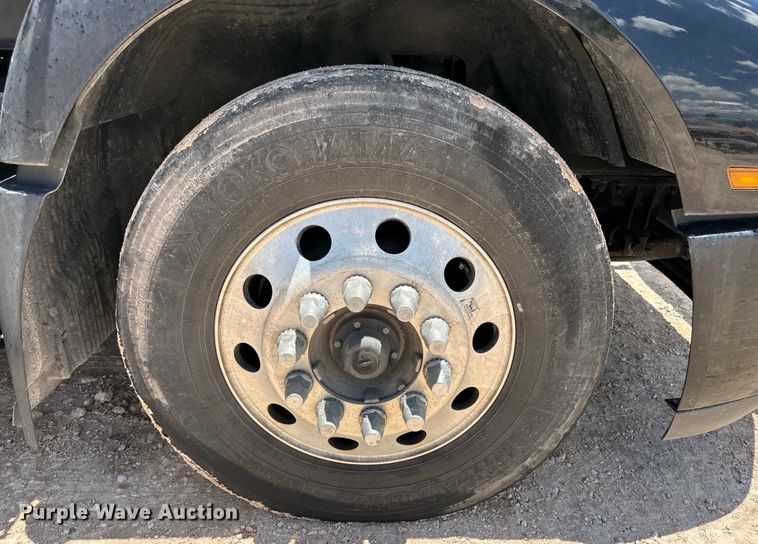 image for item ZA0419 2022 Volvo VNR semi truck