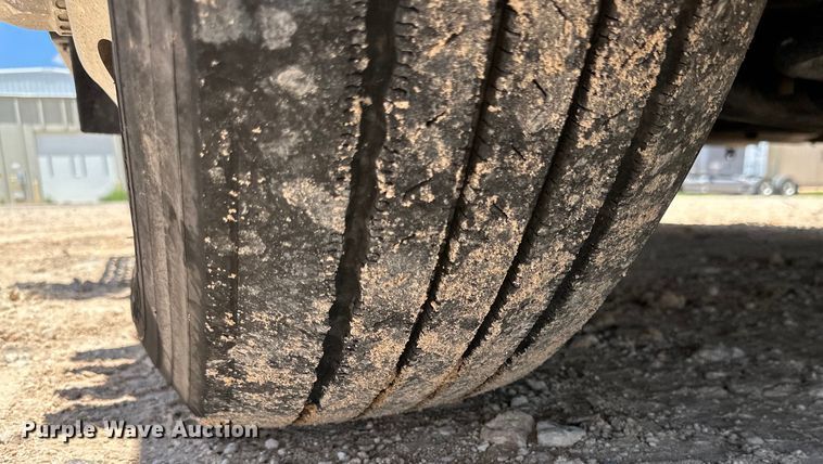 image for item ZA0419 2022 Volvo VNR semi truck