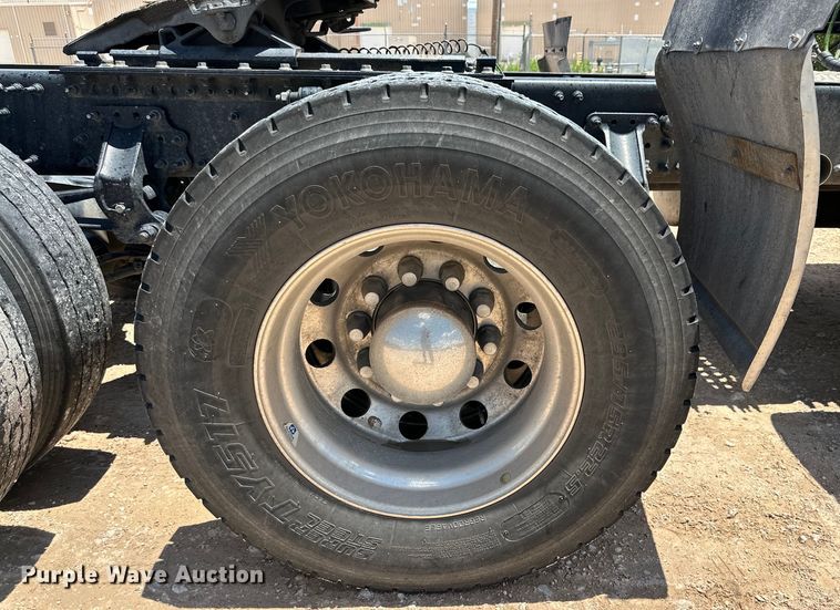 image for item ZA0419 2022 Volvo VNR semi truck