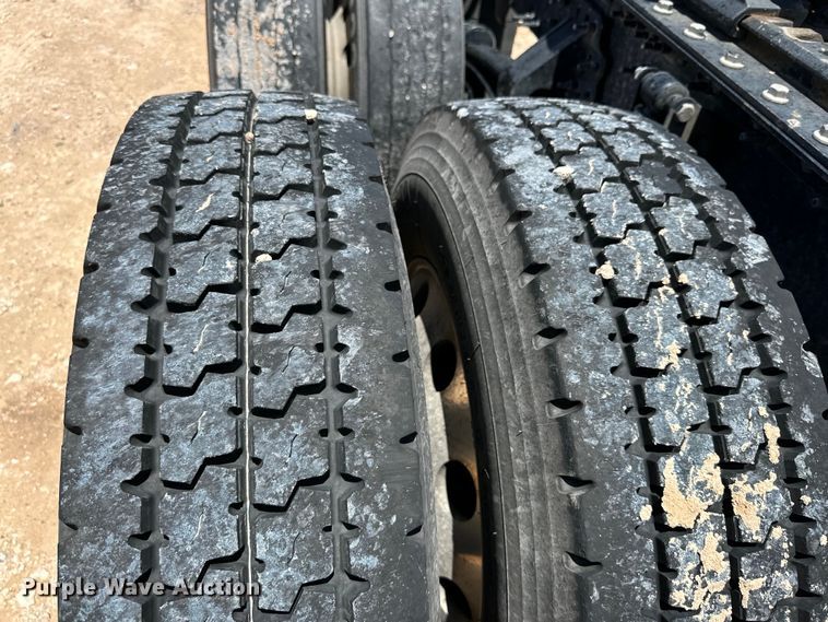 image for item ZA0419 2022 Volvo VNR semi truck