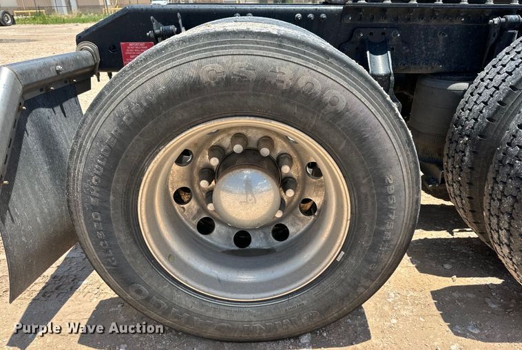 image for item ZA0419 2022 Volvo VNR semi truck