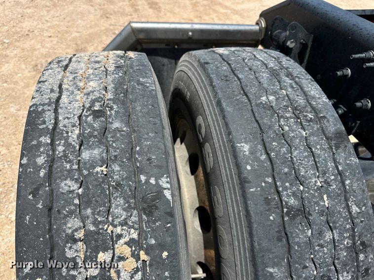 image for item ZA0419 2022 Volvo VNR semi truck