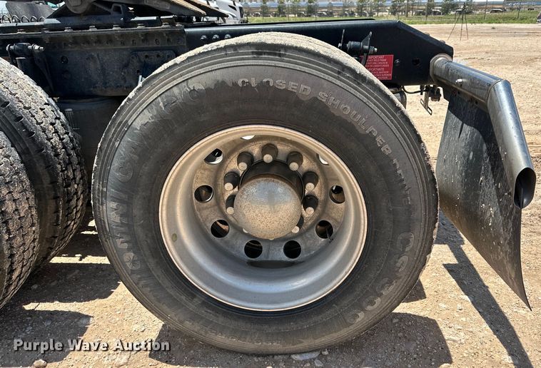 image for item ZA0419 2022 Volvo VNR semi truck