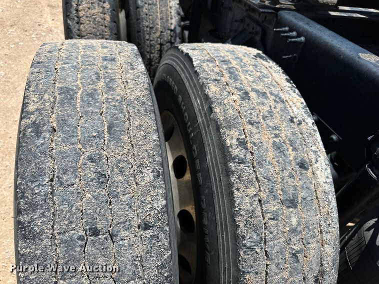 image for item ZA0419 2022 Volvo VNR semi truck