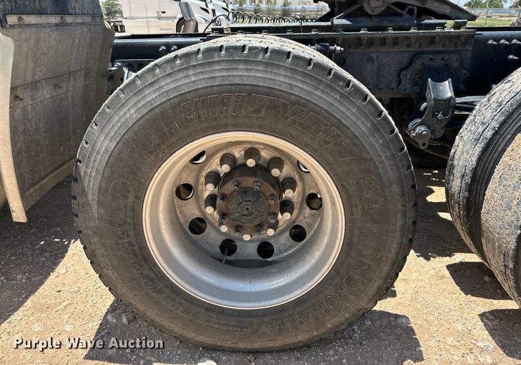 image for item ZA0419 2022 Volvo VNR semi truck