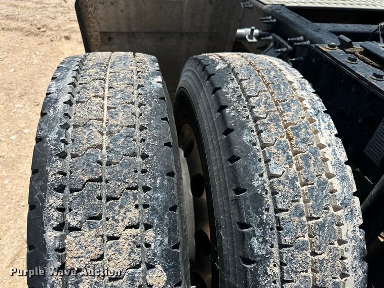 image for item ZA0419 2022 Volvo VNR semi truck