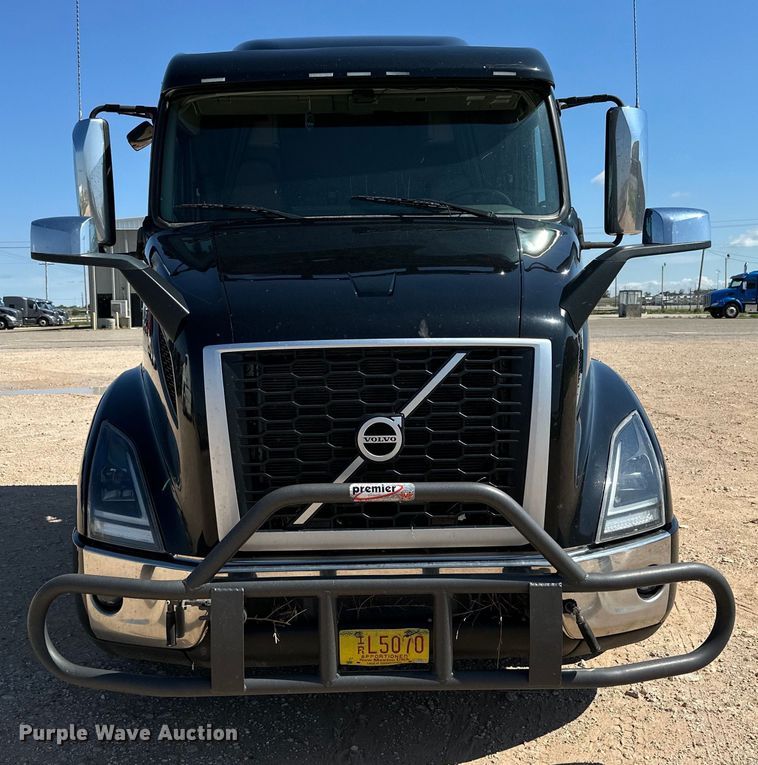 image for item ZA0420 2022 Volvo VNR semi truck