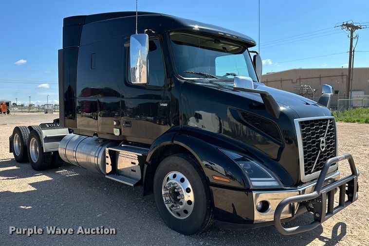 image for item ZA0420 2022 Volvo VNR semi truck