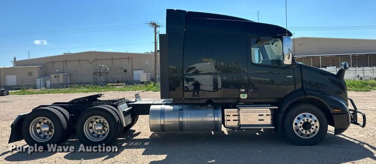 image for item ZA0420 2022 Volvo VNR semi truck