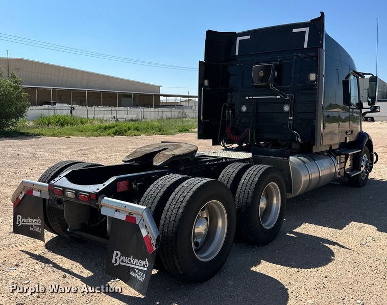 image for item ZA0420 2022 Volvo VNR semi truck