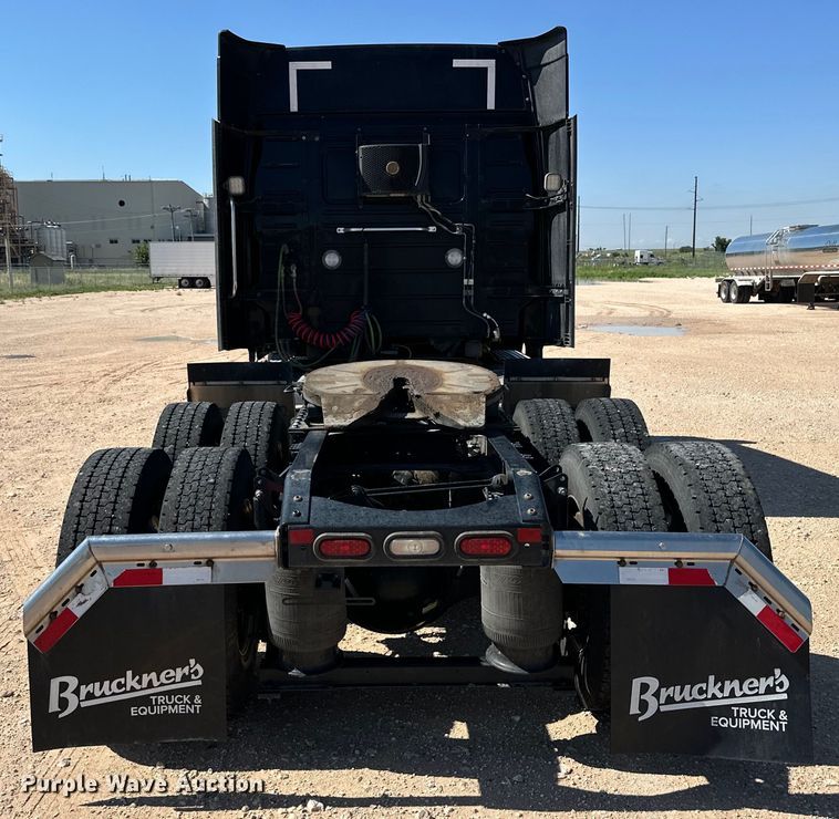 image for item ZA0420 2022 Volvo VNR semi truck