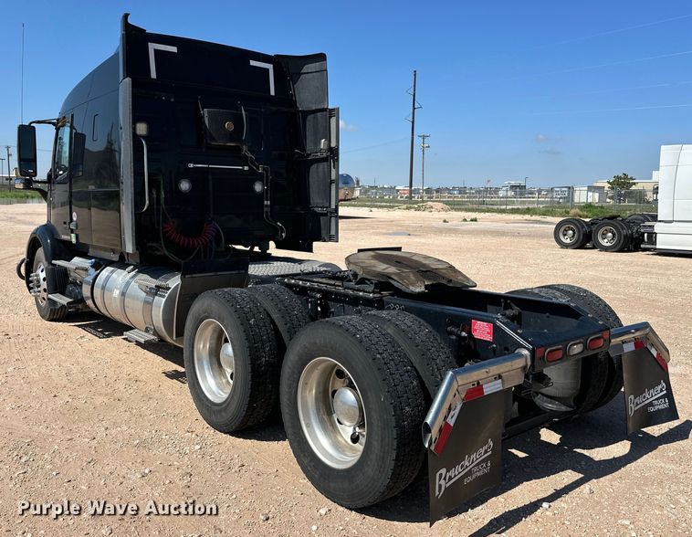 image for item ZA0420 2022 Volvo VNR semi truck