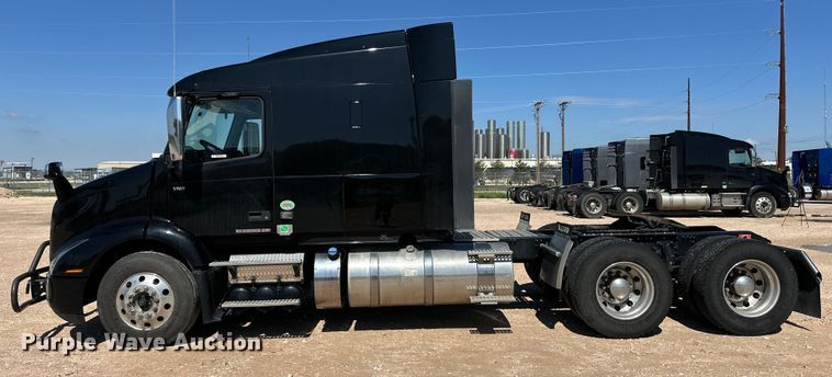 image for item ZA0420 2022 Volvo VNR semi truck