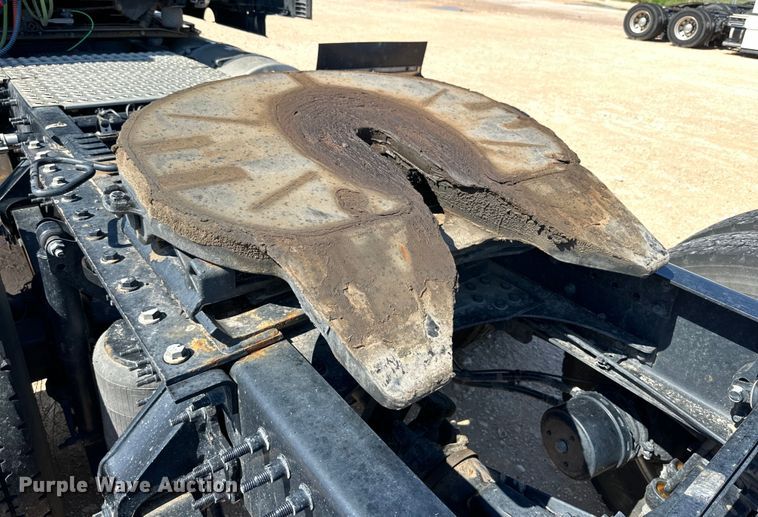 image for item ZA0420 2022 Volvo VNR semi truck