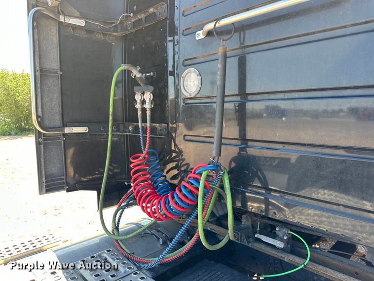 image for item ZA0420 2022 Volvo VNR semi truck