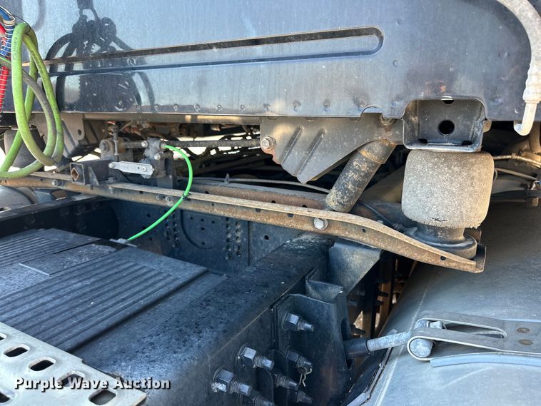 image for item ZA0420 2022 Volvo VNR semi truck