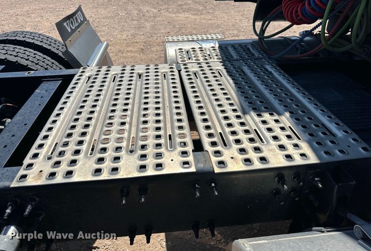 image for item ZA0420 2022 Volvo VNR semi truck