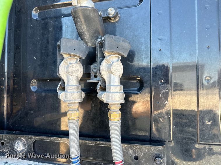 image for item ZA0420 2022 Volvo VNR semi truck