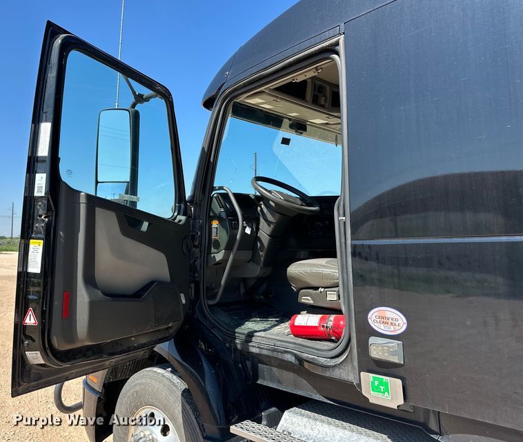 image for item ZA0420 2022 Volvo VNR semi truck