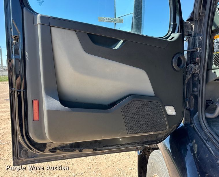 image for item ZA0420 2022 Volvo VNR semi truck