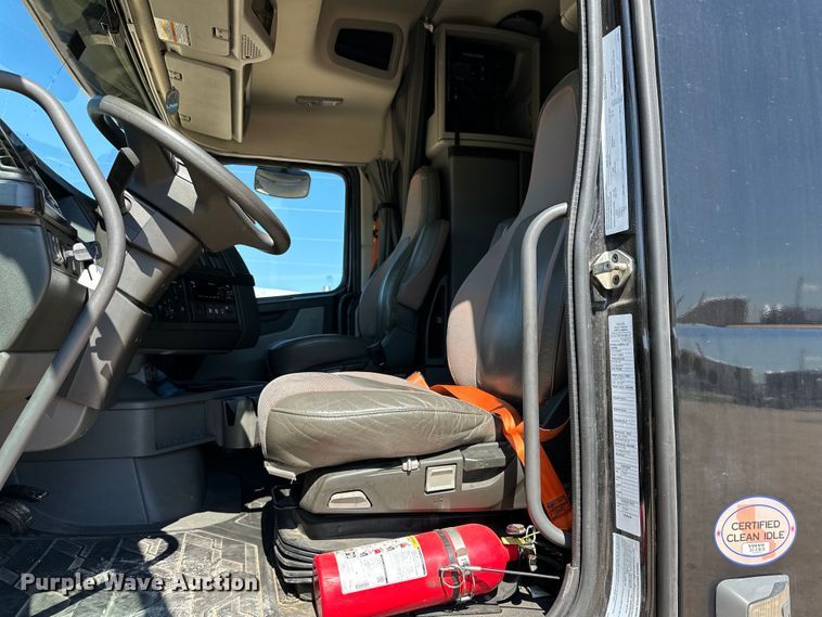 image for item ZA0420 2022 Volvo VNR semi truck