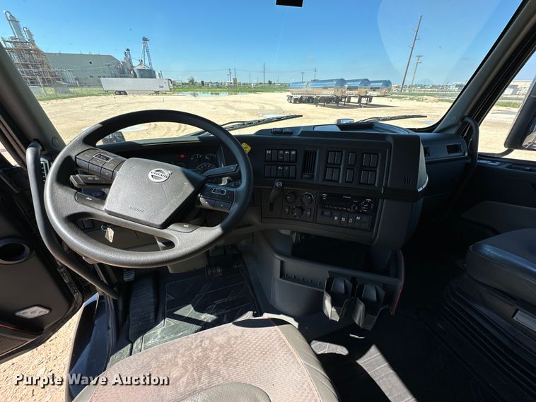 image for item ZA0420 2022 Volvo VNR semi truck