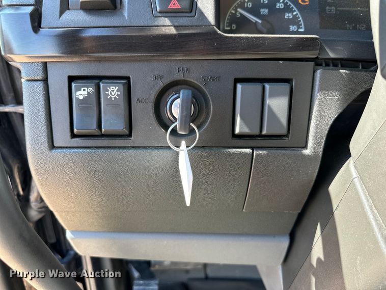 image for item ZA0420 2022 Volvo VNR semi truck