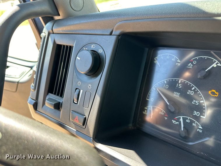 image for item ZA0420 2022 Volvo VNR semi truck