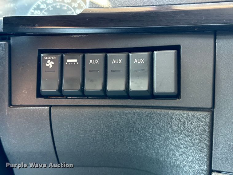 image for item ZA0420 2022 Volvo VNR semi truck