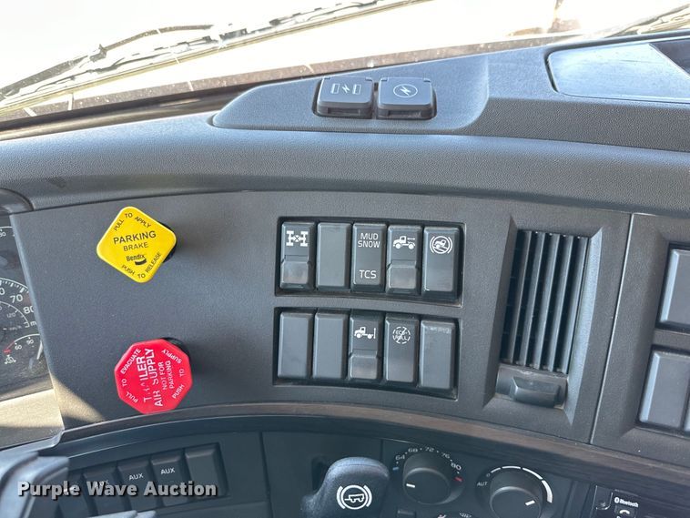 image for item ZA0420 2022 Volvo VNR semi truck