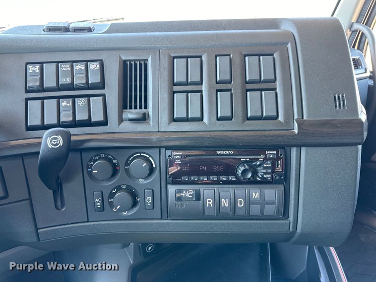 image for item ZA0420 2022 Volvo VNR semi truck