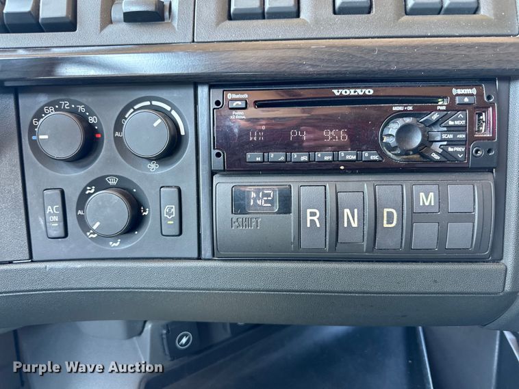 image for item ZA0420 2022 Volvo VNR semi truck