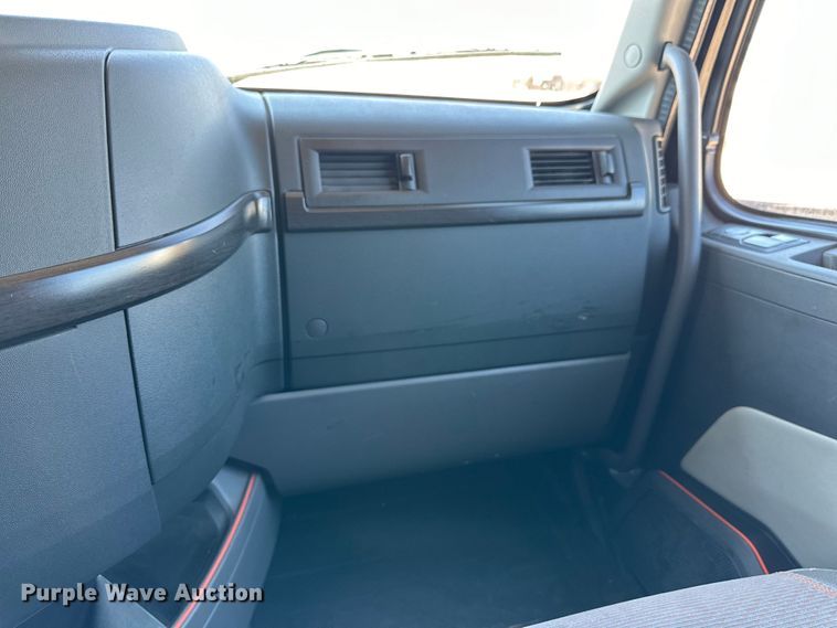 image for item ZA0420 2022 Volvo VNR semi truck