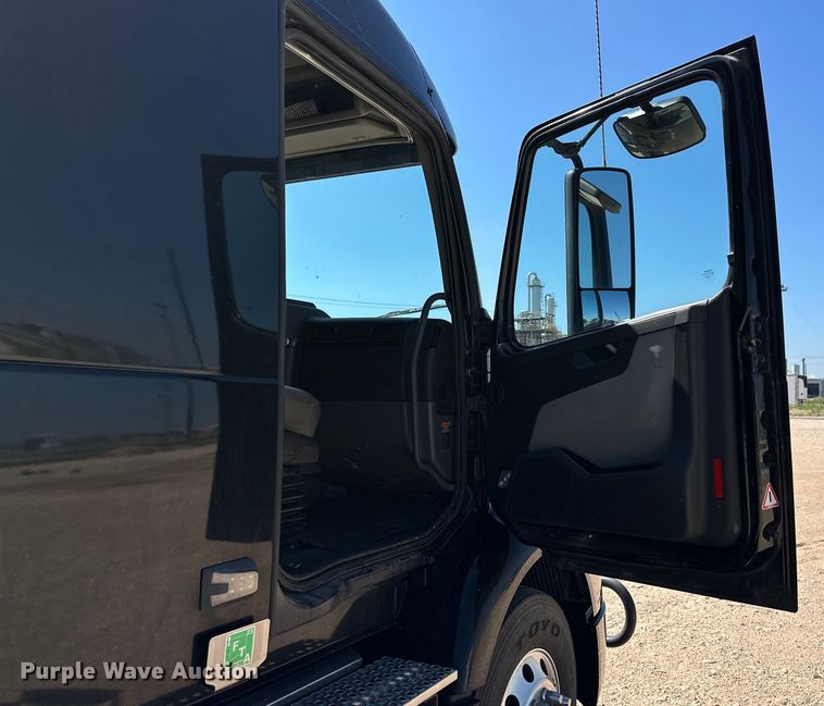 image for item ZA0420 2022 Volvo VNR semi truck