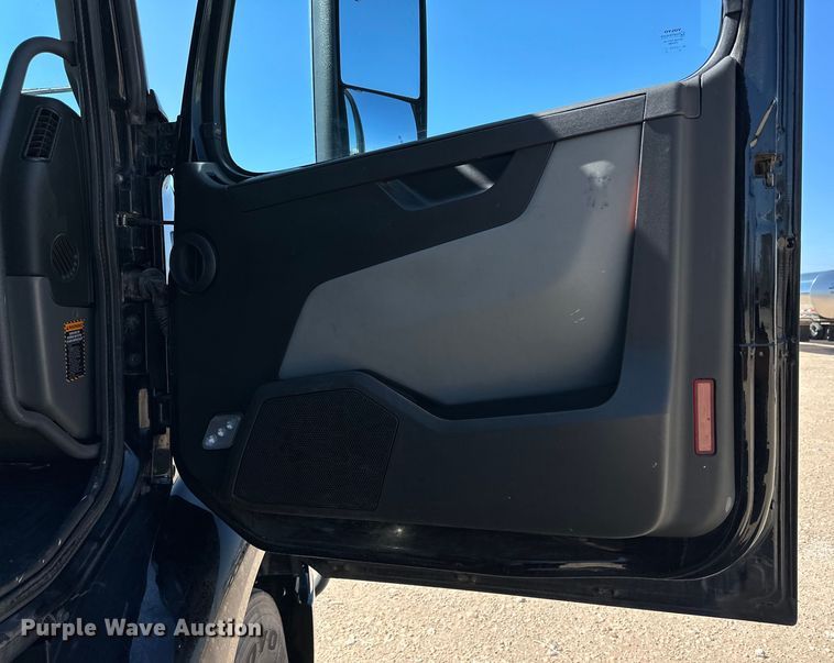 image for item ZA0420 2022 Volvo VNR semi truck