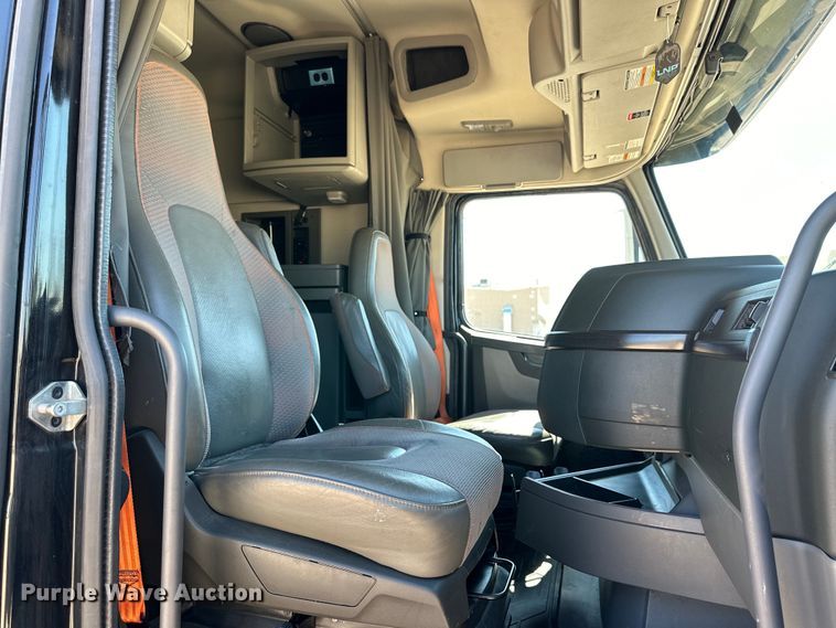 image for item ZA0420 2022 Volvo VNR semi truck