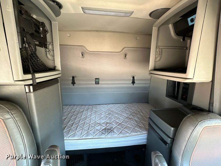 image for item ZA0420 2022 Volvo VNR semi truck