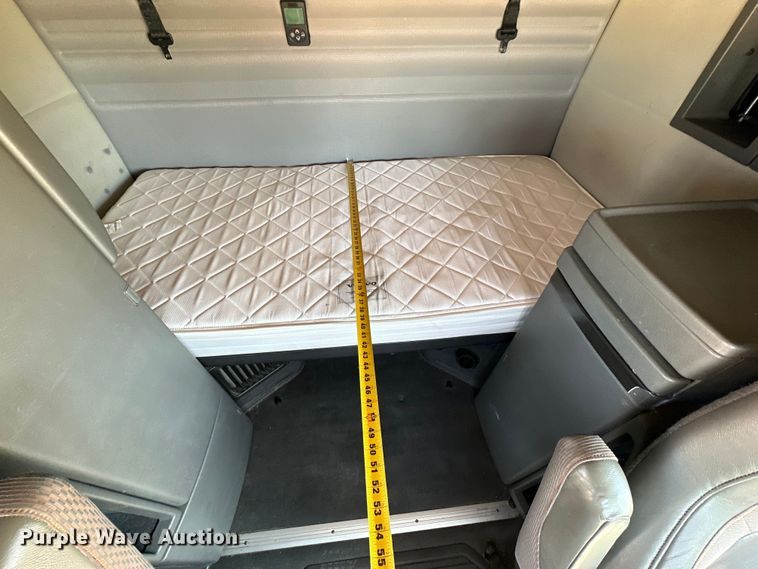 image for item ZA0420 2022 Volvo VNR semi truck