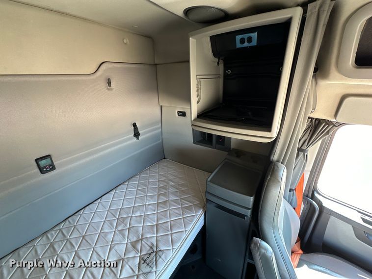 image for item ZA0420 2022 Volvo VNR semi truck