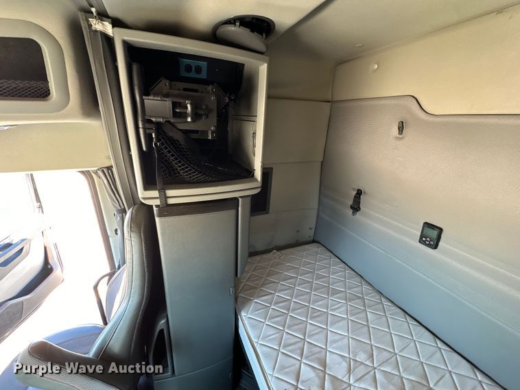 image for item ZA0420 2022 Volvo VNR semi truck