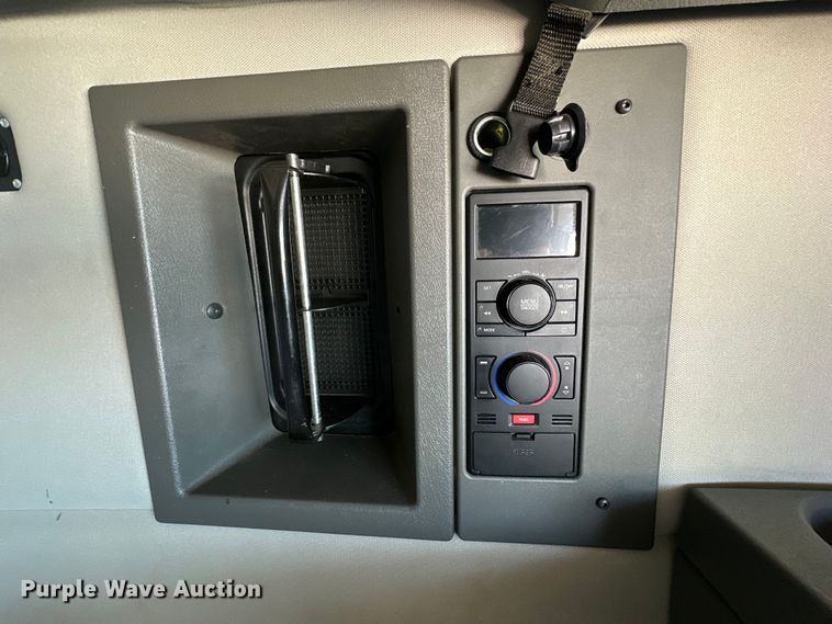 image for item ZA0420 2022 Volvo VNR semi truck