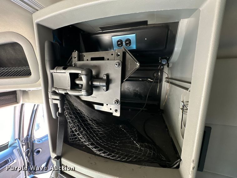 image for item ZA0420 2022 Volvo VNR semi truck