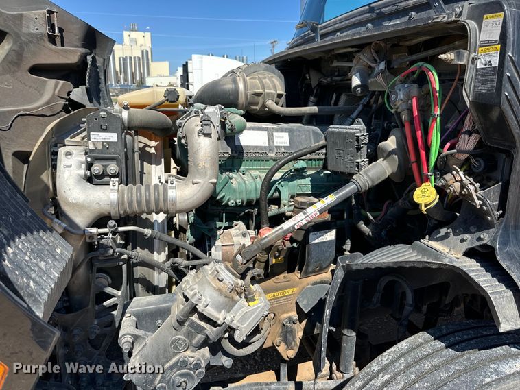 image for item ZA0420 2022 Volvo VNR semi truck