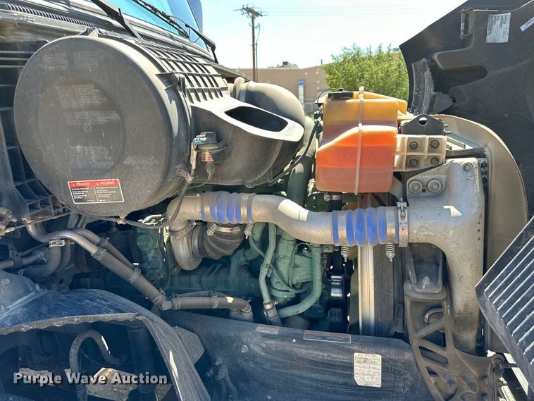 image for item ZA0420 2022 Volvo VNR semi truck