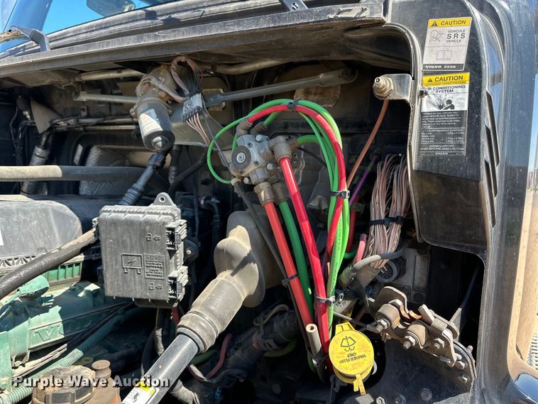 image for item ZA0420 2022 Volvo VNR semi truck