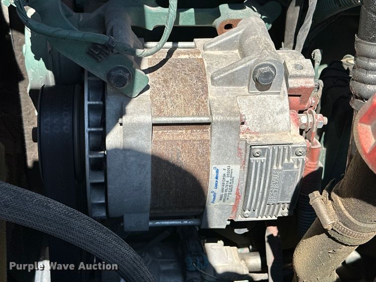 image for item ZA0420 2022 Volvo VNR semi truck