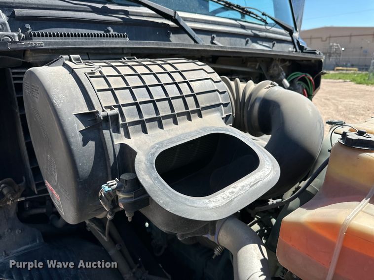 image for item ZA0420 2022 Volvo VNR semi truck